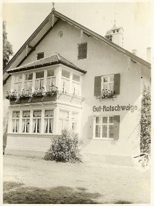 schwarz-weiß Fotografie des Bauernhauses des Beerengarten Rothschwaiges