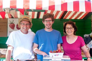 Wolfgang, Paul und Susanne Offenbeck am Erdbeerstand