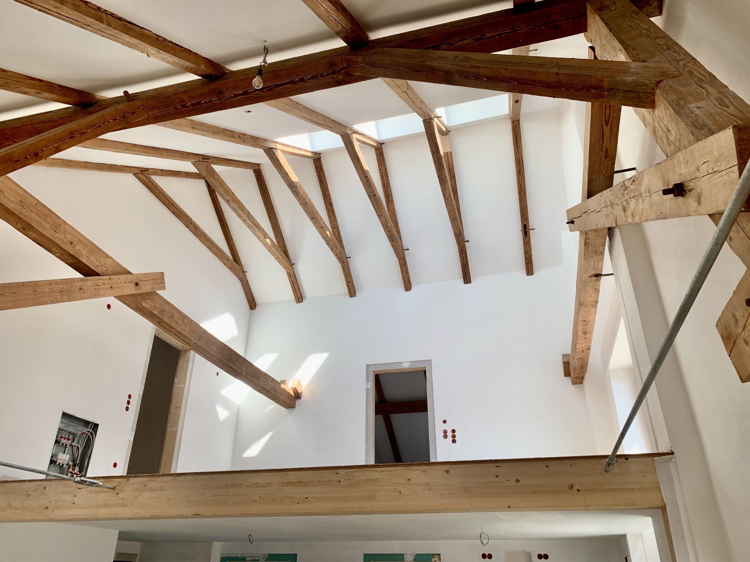 offene Galerie in einer Maisonettewohnung mit alten Holzbalken